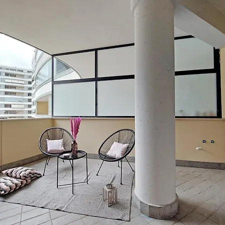 Maurizios Flat *
