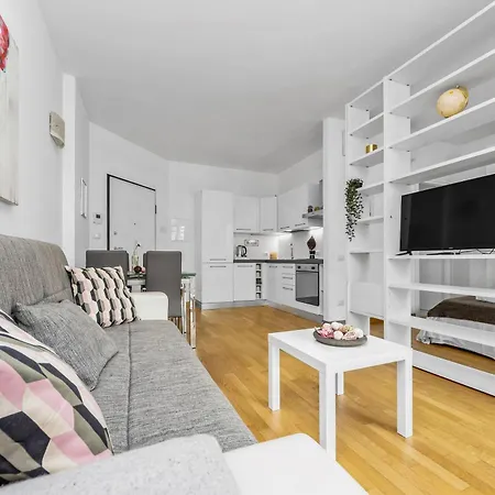 Maurizios Flat By Domusdimore Apartment